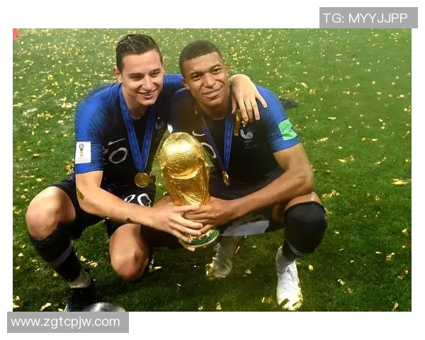 足球明星挑战极限在汽车上演绎精彩踢球瞬间引发热议与关注 足球明星挑战极限在汽车上演绎精彩踢球瞬间引发热议与关注